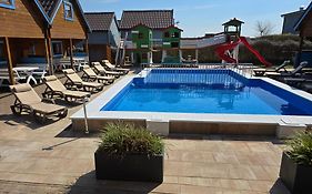 Domki Rekin Podgrzewany basen z brodzikiem oraz klimatyzacją